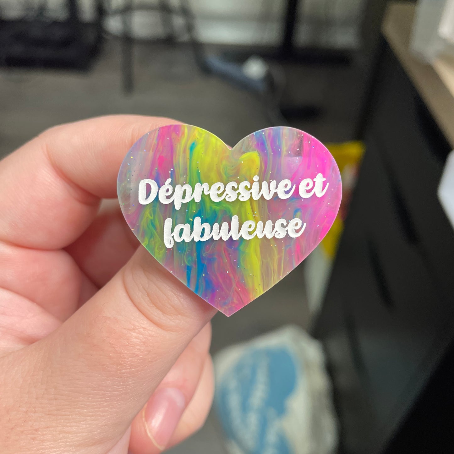 Broche "Dépressive et fabuleuse" en acrylique semi-transparente marbrée multicolore