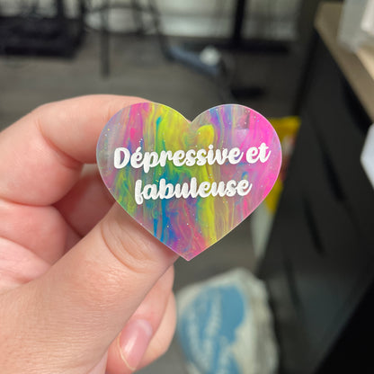 Broche "Dépressive et fabuleuse" en acrylique semi-transparente marbrée multicolore