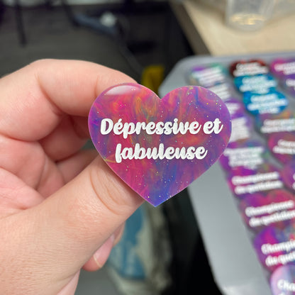 Broche "Dépressive et fabuleuse" en acrylique semi-transparente marbrée multicolore