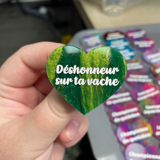 Broche "Déshonneur sur ta vache" en acrylique marbrée verte, dorée et blanche