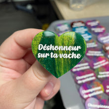 Charger l&#39;image dans la galerie, Broche &quot;Déshonneur sur ta vache&quot; en acrylique marbrée verte, dorée et blanche