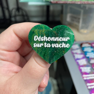 Broche "Déshonneur sur ta vache" en acrylique marbrée verte, dorée et blanche