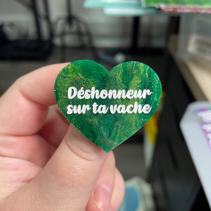 Broche "Déshonneur sur ta vache" en acrylique marbrée verte, dorée et blanche