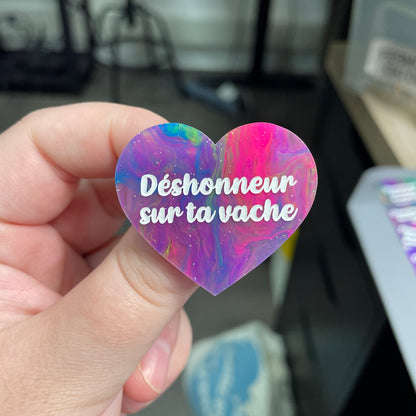 Broche "Déshonneur sur ta vache" en acrylique semi-transparente marbrée multicolore