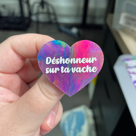 Broche "Déshonneur sur ta vache" en acrylique semi-transparente marbrée multicolore