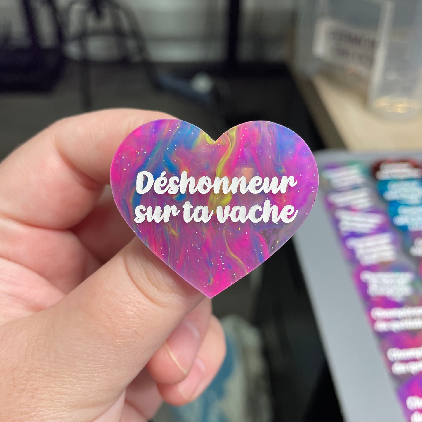 Broche "Déshonneur sur ta vache" en acrylique semi-transparente marbrée multicolore