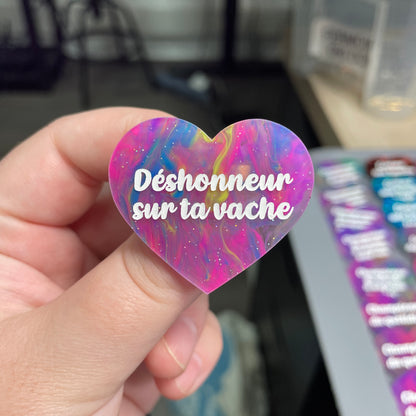 Broche "Déshonneur sur ta vache" en acrylique semi-transparente marbrée multicolore
