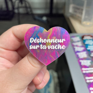 Broche "Déshonneur sur ta vache" en acrylique semi-transparente marbrée multicolore
