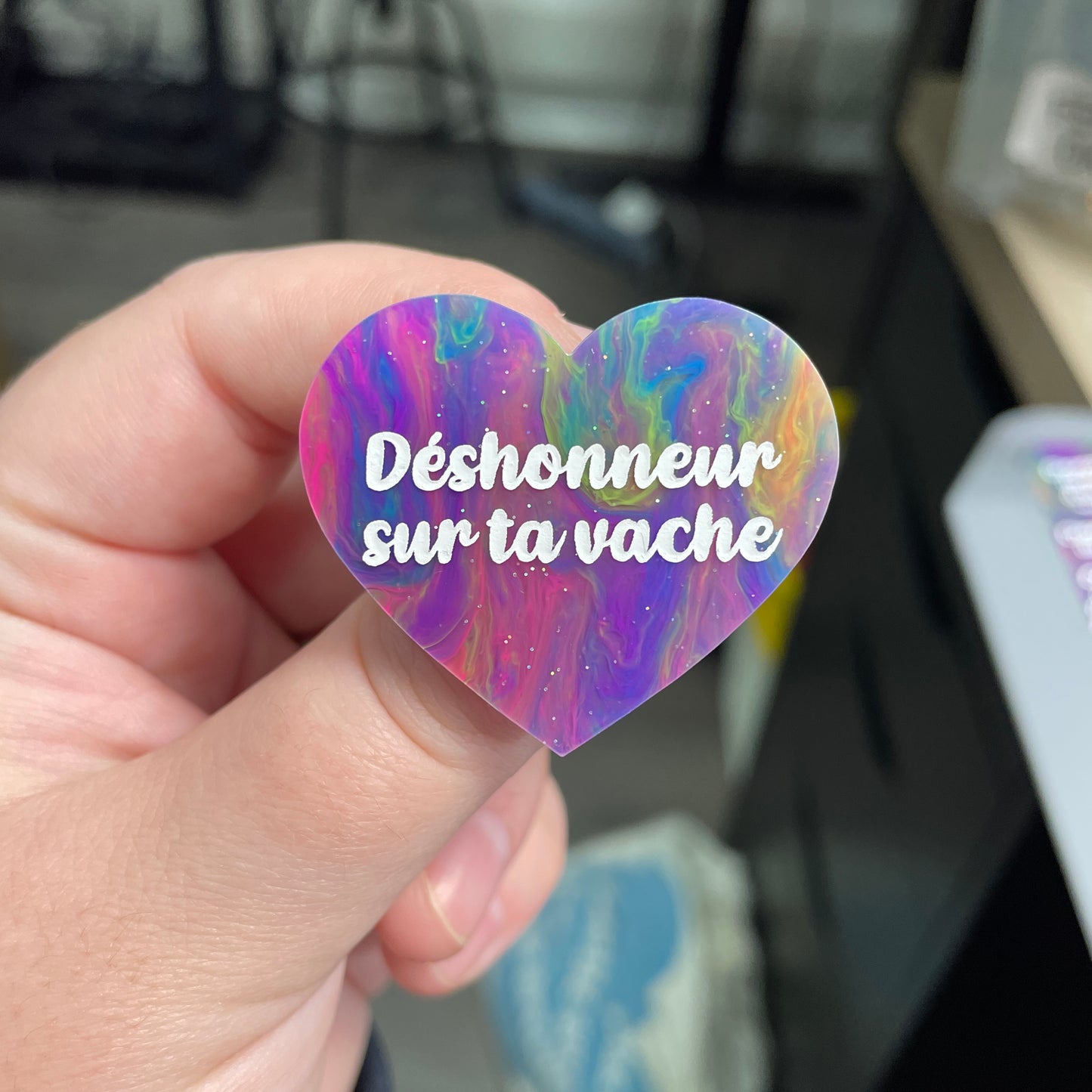 Broche "Déshonneur sur ta vache" en acrylique semi-transparente marbrée multicolore