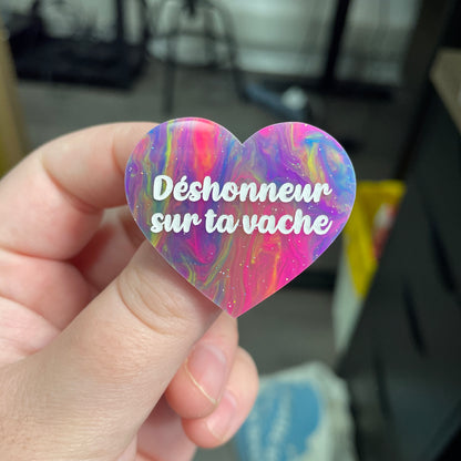 Broche "Déshonneur sur ta vache" en acrylique semi-transparente marbrée multicolore