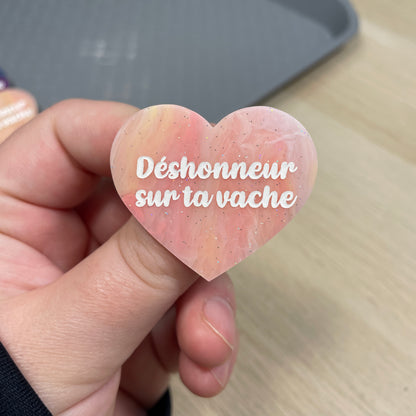 Broche "Déshonneur sur ta vache" en acrylique marbrée corail, jaune et blanche à paillettes