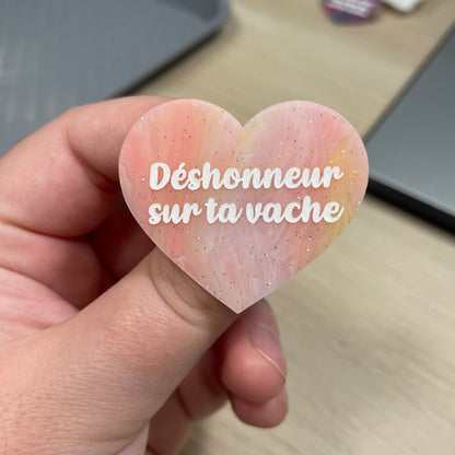 Broche "Déshonneur sur ta vache" en acrylique marbrée corail, jaune et blanche à paillettes