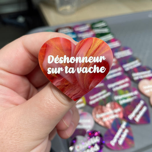 Broche "Déshonneur sur ta vache" en acrylique marbrée rouge et dorée