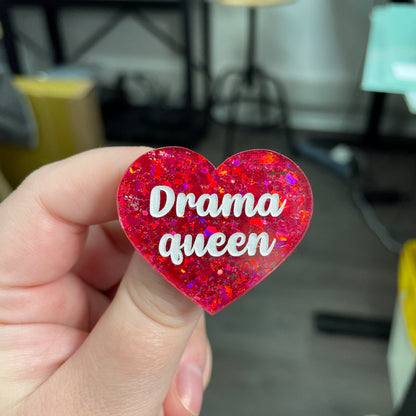 Broche "Drama queen" en acrylique à paillettes rouges