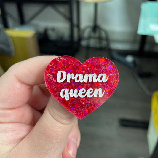 Broche "Drama queen" en acrylique à paillettes rouges