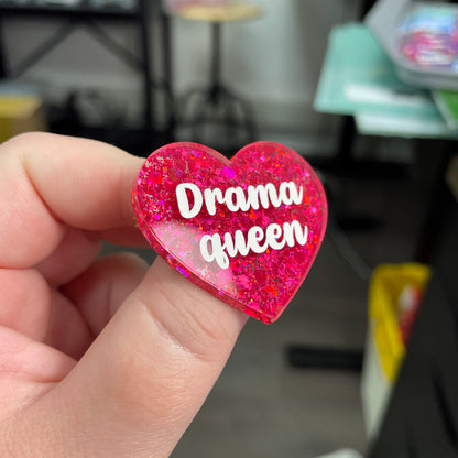 Broche "Drama queen" en acrylique à paillettes rouges