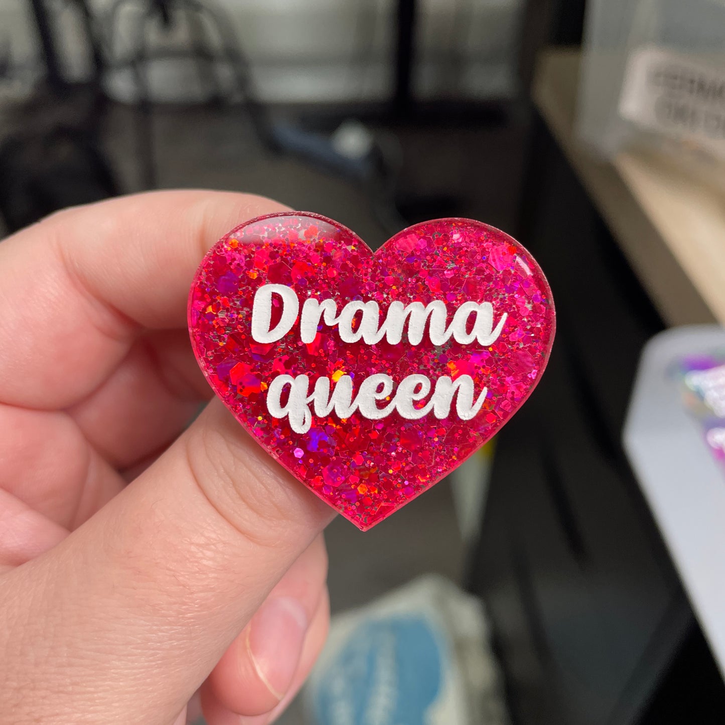 Broche "Drama queen" en acrylique à paillettes rouges