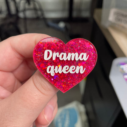 Broche "Drama queen" en acrylique à paillettes rouges