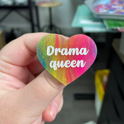 Broche "Drama queen" en acrylique semi-transparente marbrée multicolore