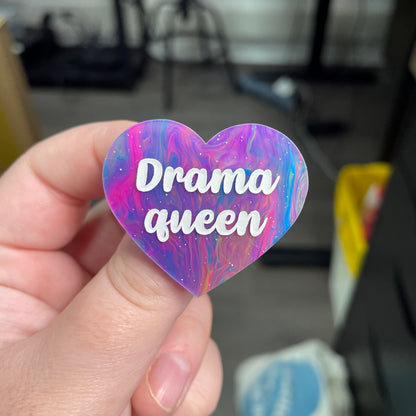 Broche "Drama queen" en acrylique semi-transparente marbrée multicolore