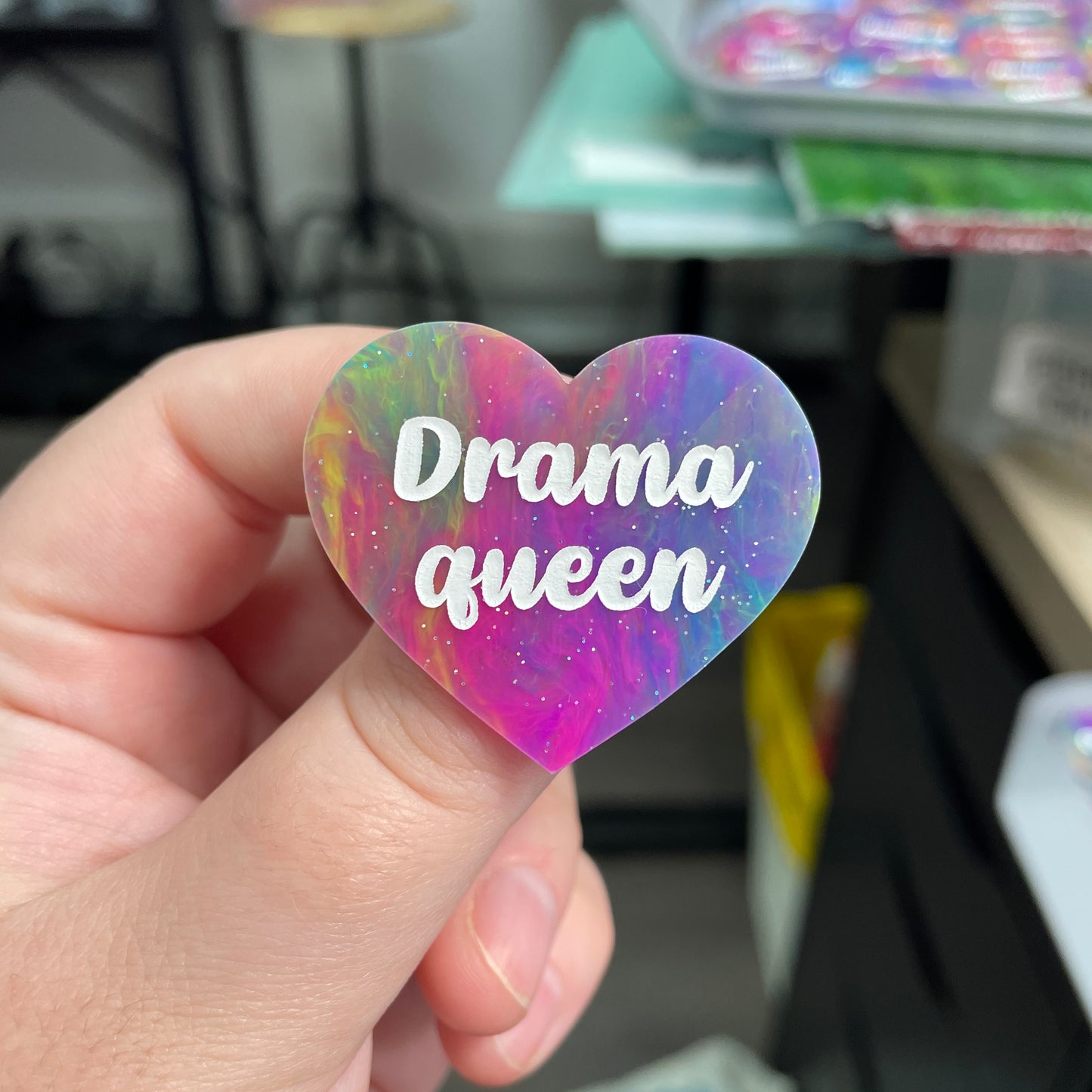 Broche "Drama queen" en acrylique semi-transparente marbrée multicolore
