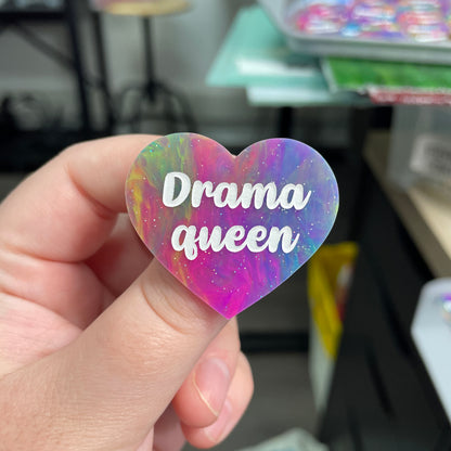 Broche "Drama queen" en acrylique semi-transparente marbrée multicolore