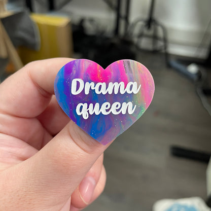 Broche "Drama queen" en acrylique semi-transparente marbrée multicolore
