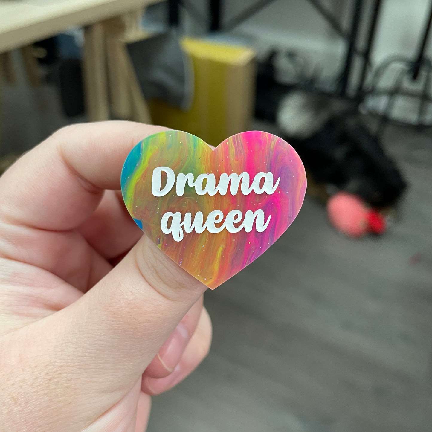Broche "Drama queen" en acrylique semi-transparente marbrée multicolore