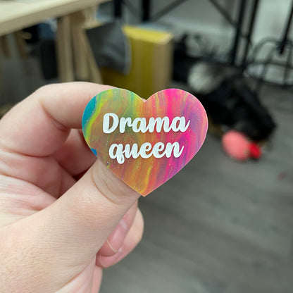 Broche "Drama queen" en acrylique semi-transparente marbrée multicolore
