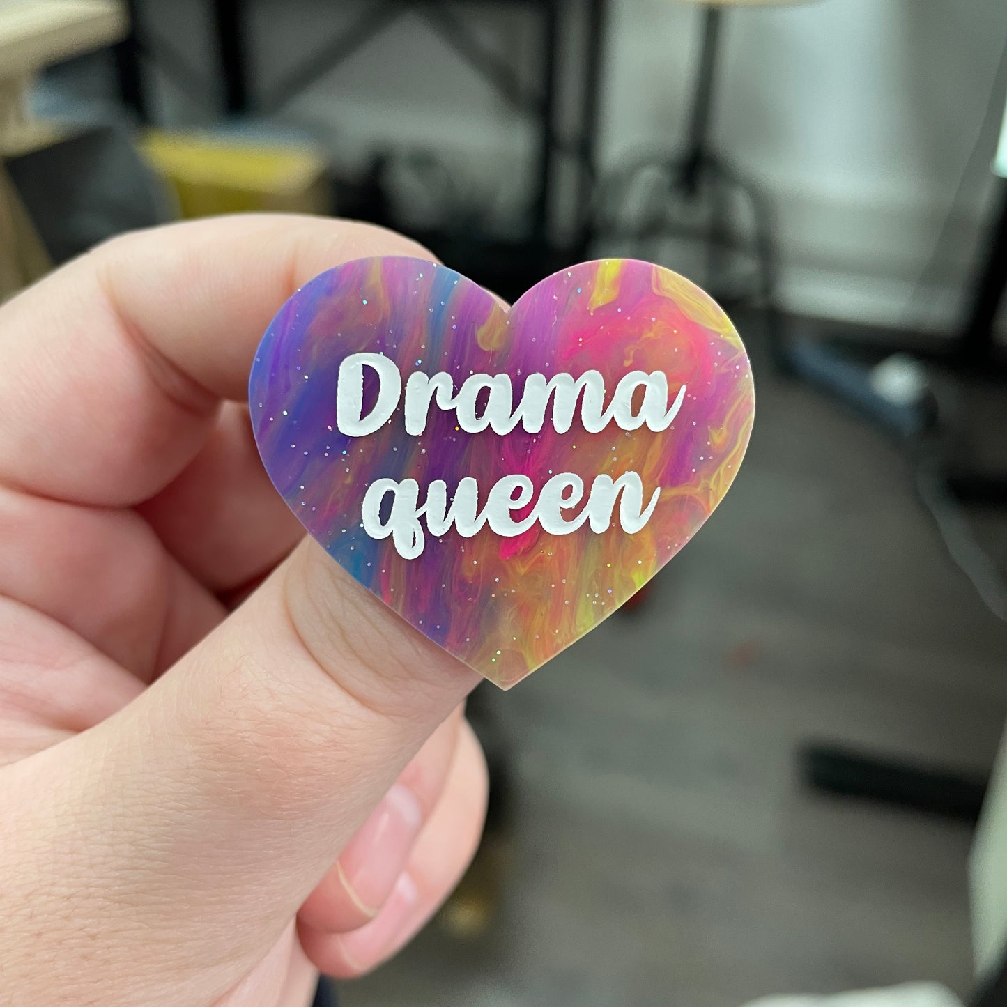 Broche "Drama queen" en acrylique semi-transparente marbrée multicolore