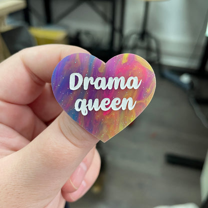 Broche "Drama queen" en acrylique semi-transparente marbrée multicolore
