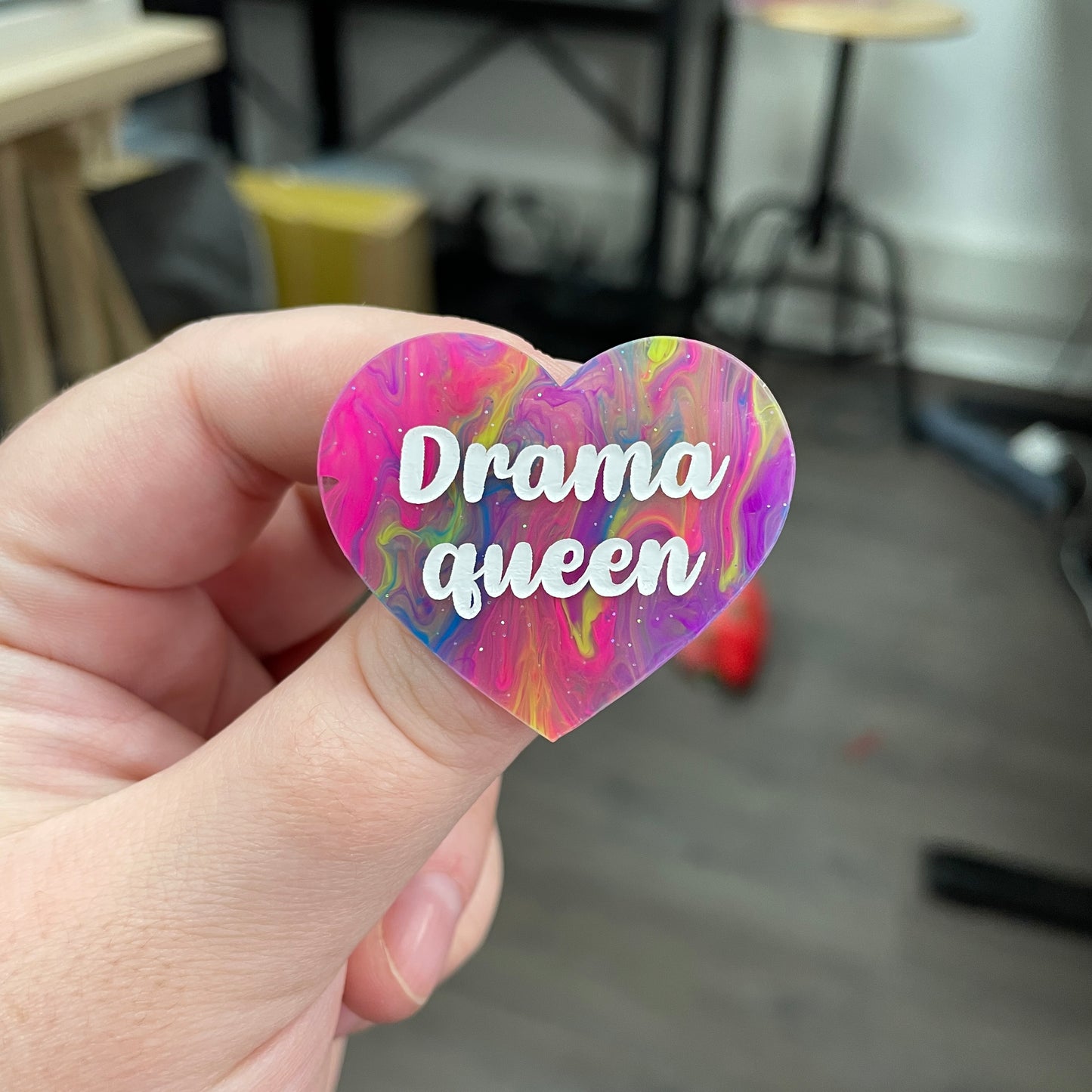 Broche "Drama queen" en acrylique semi-transparente marbrée multicolore