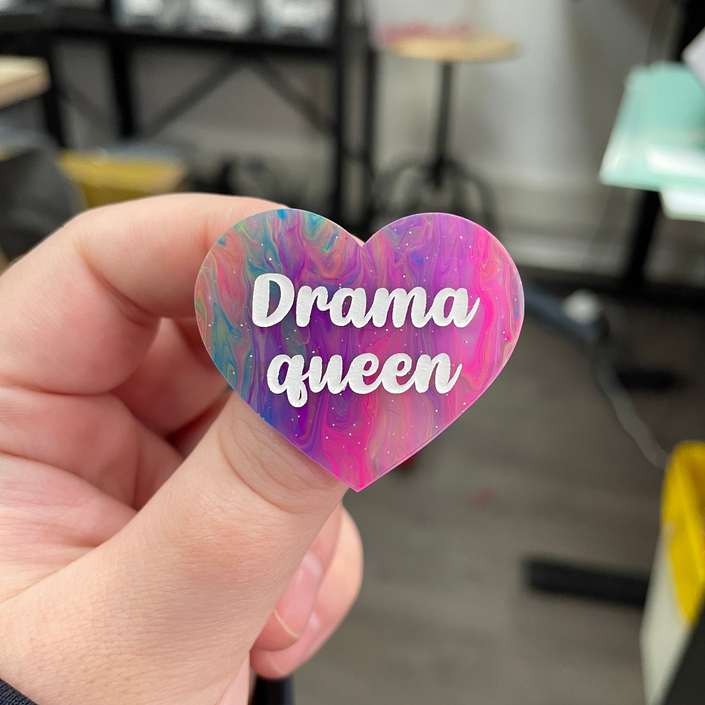 Broche "Drama queen" en acrylique semi-transparente marbrée multicolore
