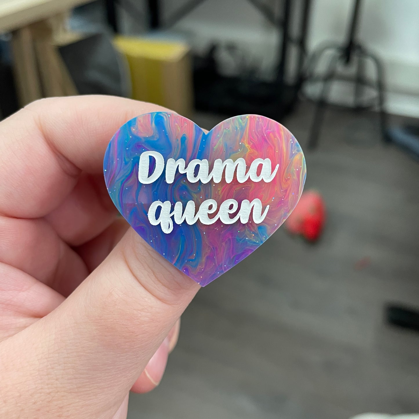 Broche "Drama queen" en acrylique semi-transparente marbrée multicolore