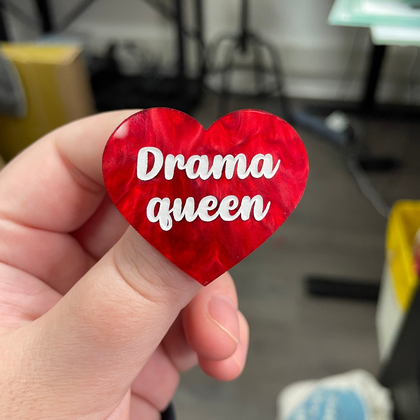 Broche "Drama queen" en acrylique marbrée rouge