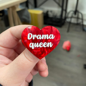 Broche "Drama queen" en acrylique marbrée rouge