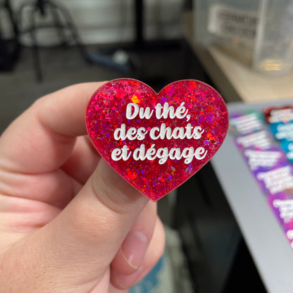 Broche "Du thé, des chats et dégage" en acrylique à paillettes rouges