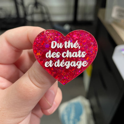 Broche "Du thé, des chats et dégage" en acrylique à paillettes rouges