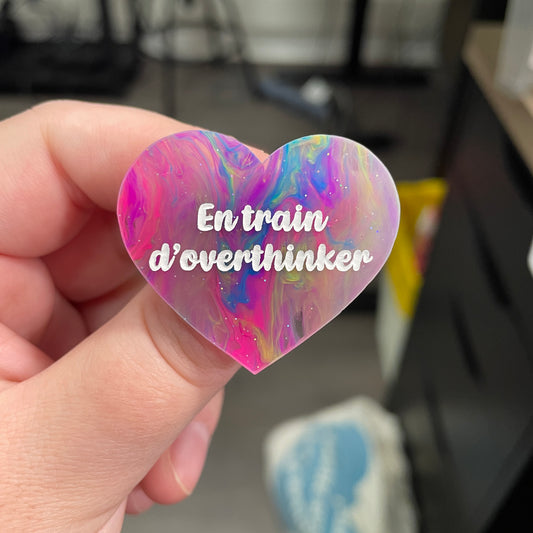 Broche "En train d'overthinker" en acrylique semi-transparente marbrée multicolore