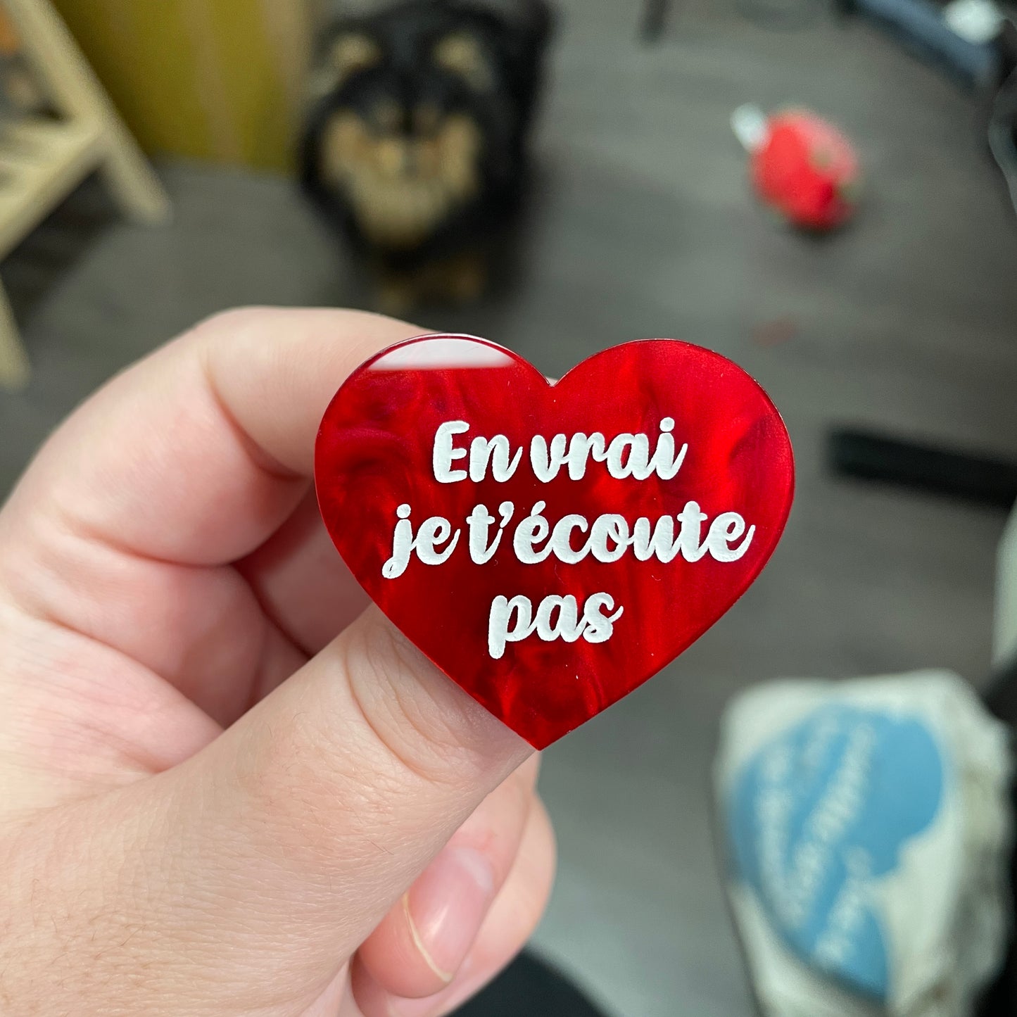 Broche "En vrai je t'écoute pas" en acrylique marbrée rouge