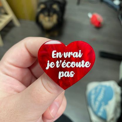 Broche "En vrai je t'écoute pas" en acrylique marbrée rouge
