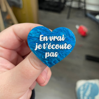 Broche "En vrai je t'écoute pas" en acrylique marbrée bleue à paillettes