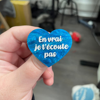 Broche "En vrai je t'écoute pas" en acrylique marbrée bleue à paillettes