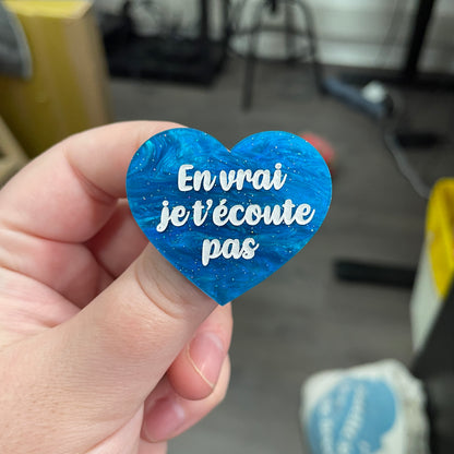 Broche "En vrai je t'écoute pas" en acrylique marbrée bleue à paillettes