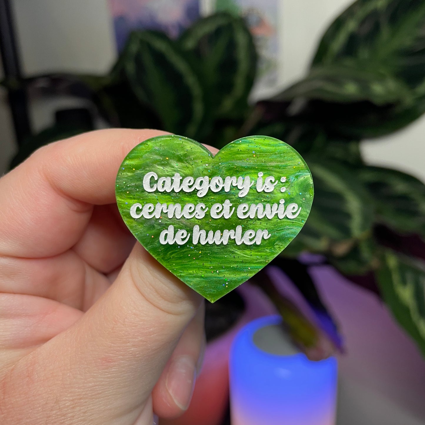 Broche "Category is : cernes et envie de hurler" en acrylique marbrée verte à paillettes
