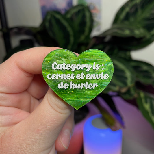 Broche "Category is : cernes et envie de hurler" en acrylique marbrée verte à paillettes
