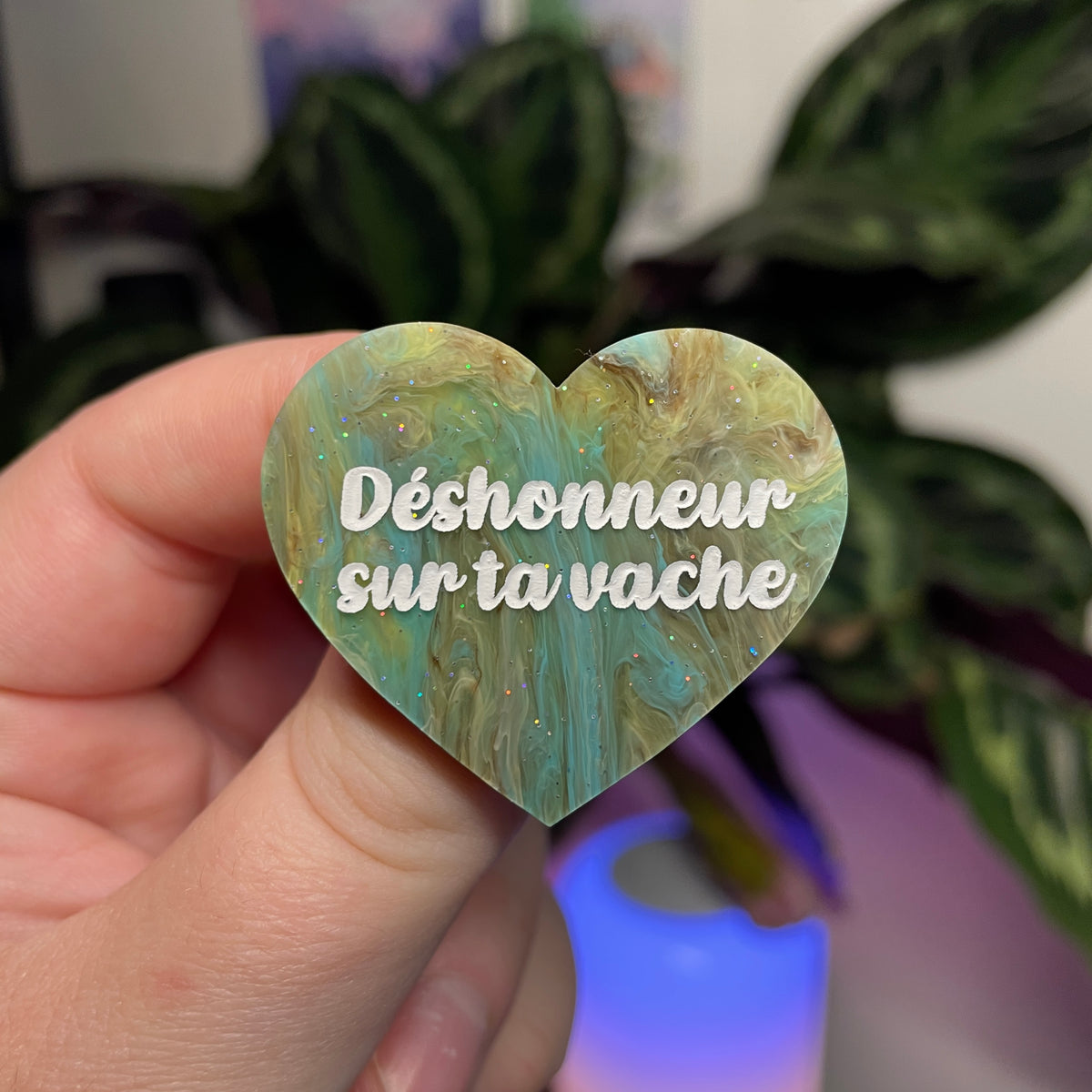 Broche "Déshonneur sur ta vache" en acrylique marbrée bleue et marron
