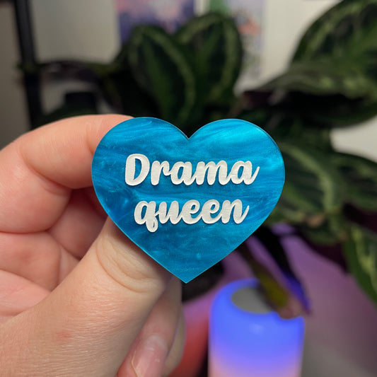 Broche "Drama queen" en acrylique marbrée bleue