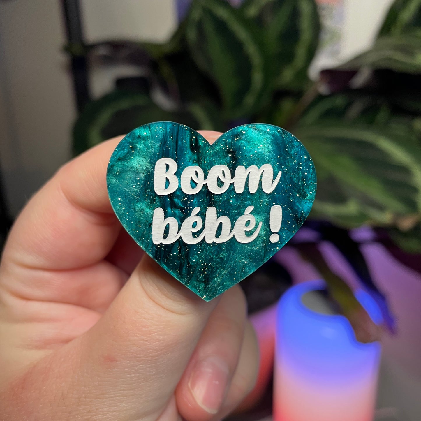 Broche "Boom bébé !" en acrylique marbrée verte et noire à paillettes