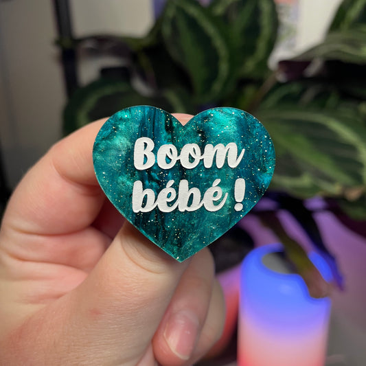 Broche "Boom bébé !" en acrylique marbrée verte et noire à paillettes